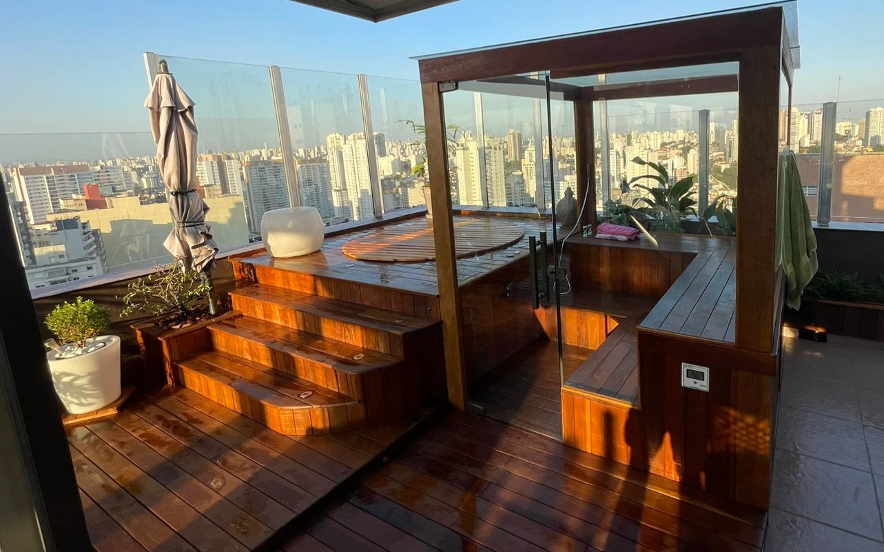 Ofurô e Sauna Externa com Deck: O Espaço de Lazer Completo para Sua Casa
