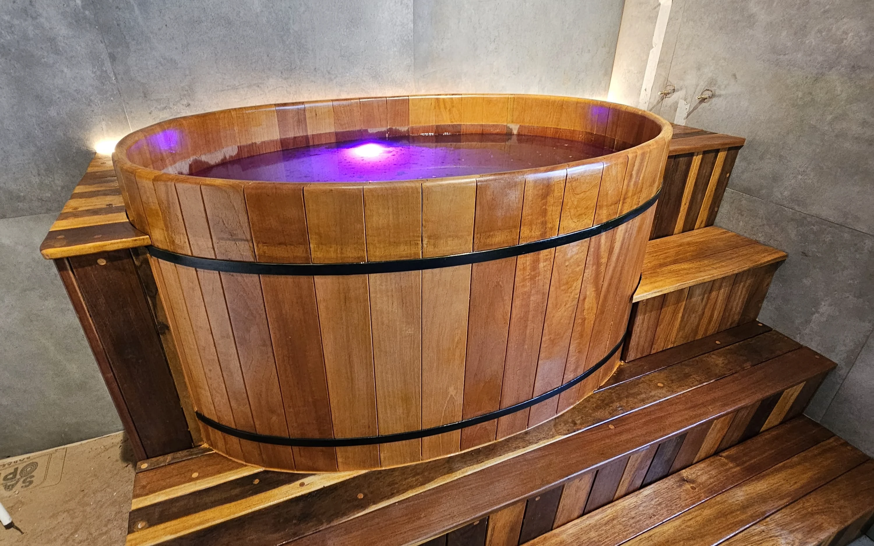 Cromoterapia em Ofurôs Ovais para Casais: Relaxamento, Romance e Terapia em um Só Lugar
