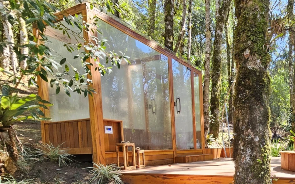 Sauna de vidro e madeira: integração, vista privilegiada e bem-estar em sua área de lazer