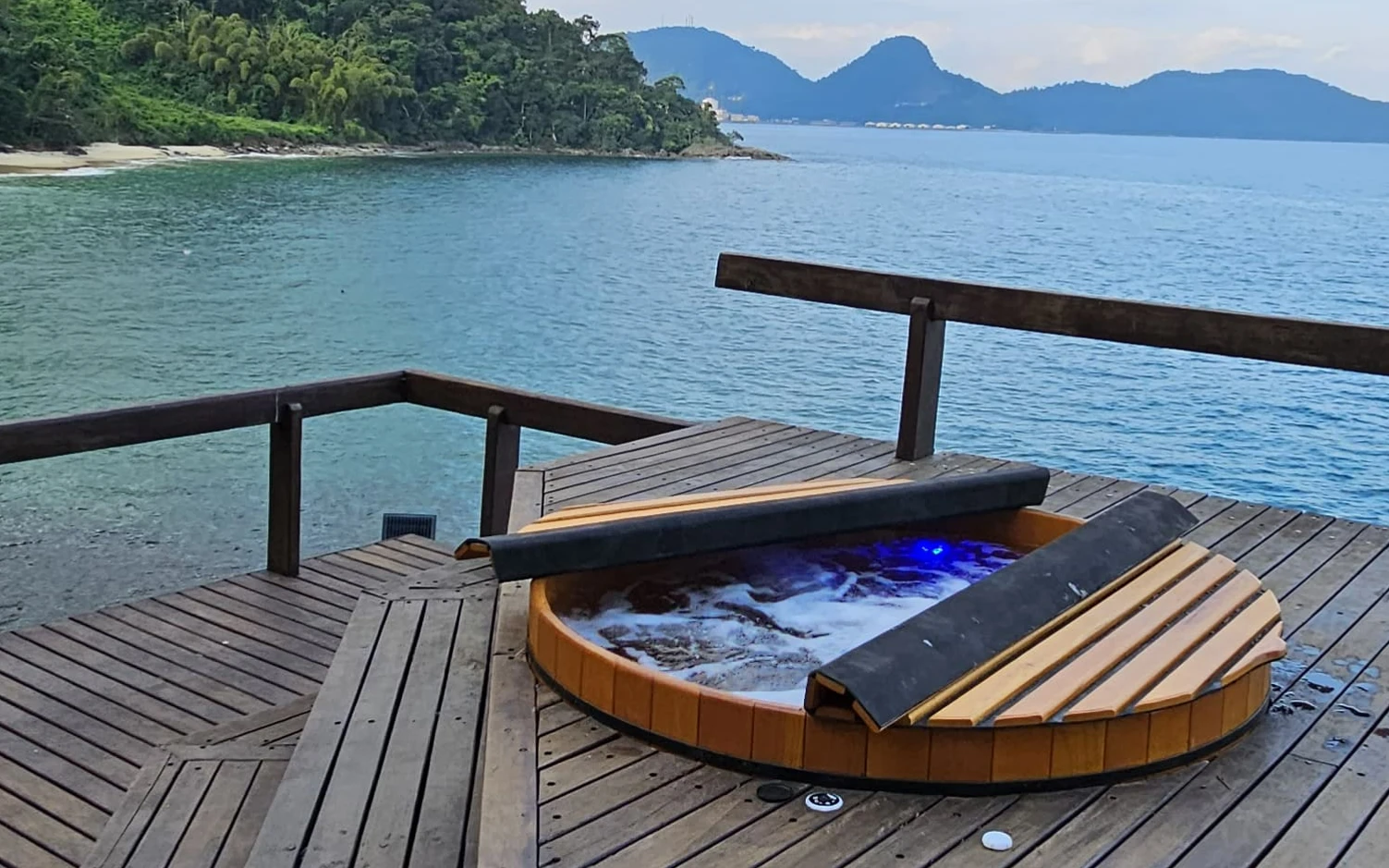 Ofurô redondo para 6 pessoas em Angra dos Reis: quando o projeto é o próprio refúgio