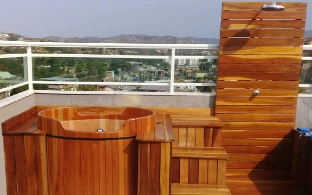 Ofurô de madeira e deck para ducha externa: transforme espaços vazios em verdadeiros refúgios de lazer